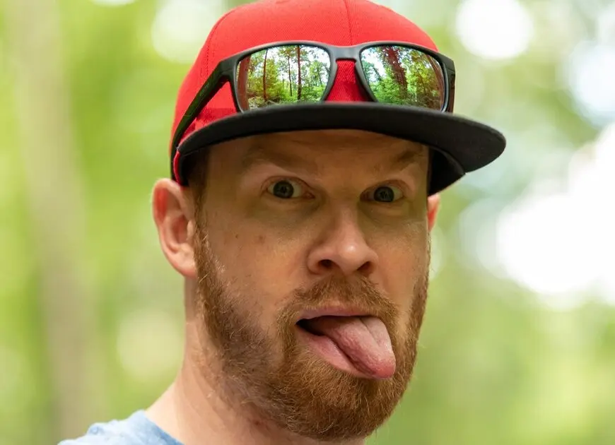 Mann mit rot-blondem Bart und Cap zieht eine Grimasse und streckt dabei die Zunge raus | © DAV Heilbronn