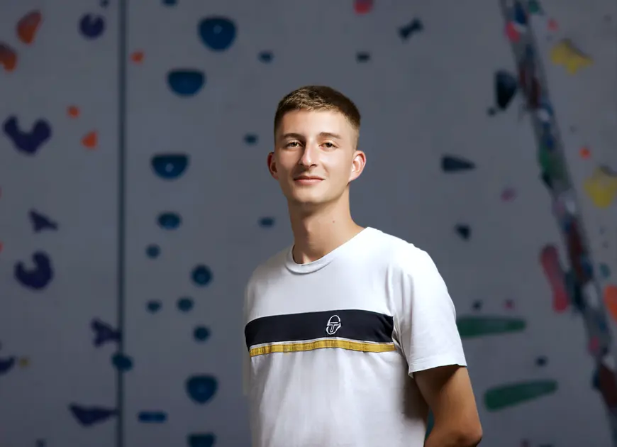 junger Mann mit dunkelblonden Haaren und einem weißen T-Shirt | © Marc Wacker