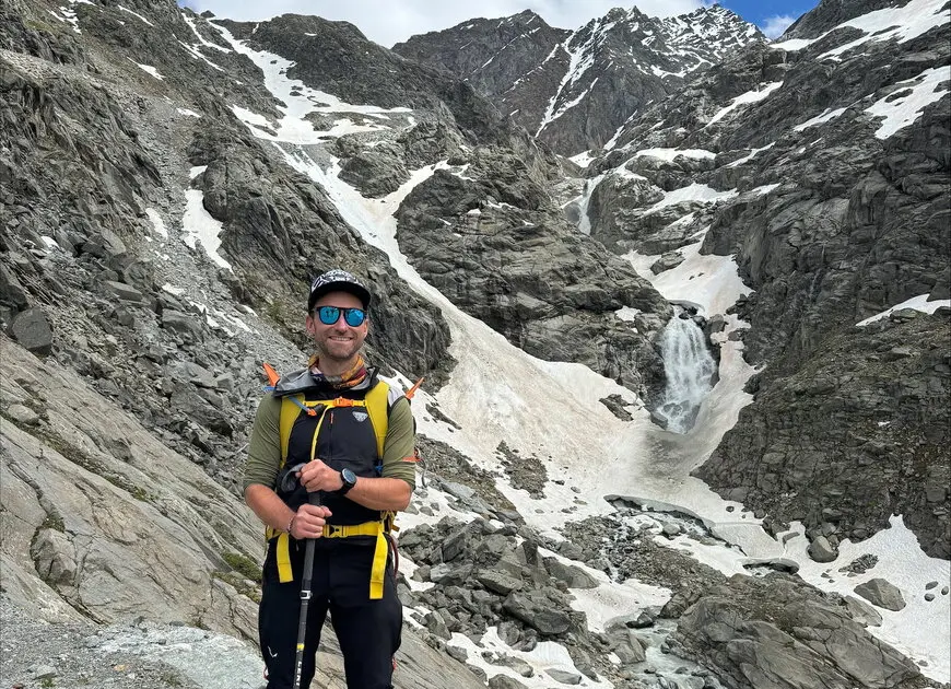 lächelnder Wanderer mit Cap und Sonnenbrille in den Bergen | © Simon Zeidler