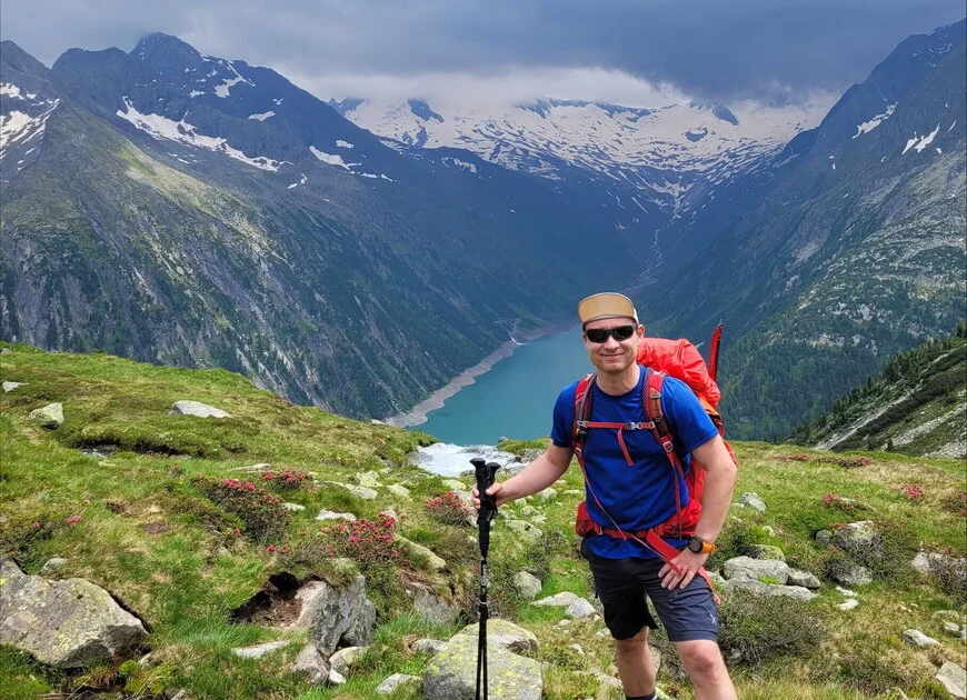 Wanderer in T-Shirt und Sonnenbrille in den Bergen | © Andreas Anselm DAV Heilbronn Team | © Andreas Anselm