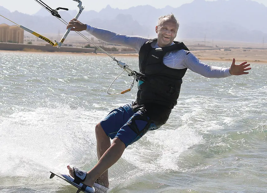 lächelnder Mann mit kurzen grauen Haaren beim Kitesurfen | © DAV Heilbronn