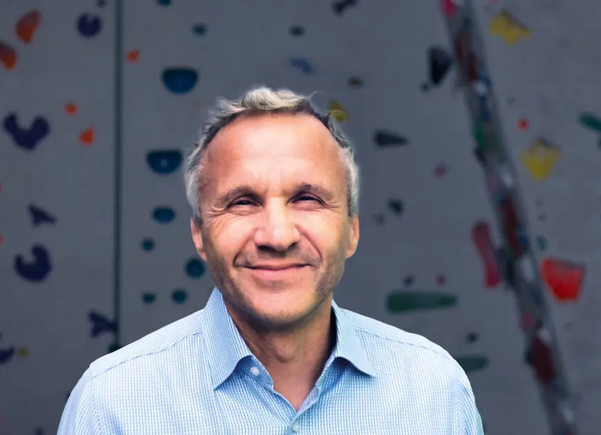 lächelnder Mann mit kurzen grauen Haaren und einem hellblauen Hemd | © DAV Heilbronn