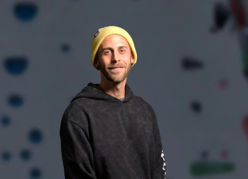 lächelnder junger Mann mit blonden Haaren und kurzen Bart und einer gelben Mütze | © DAV Heilbronn Ryan Schneiderman  | © DAV Heilbronn