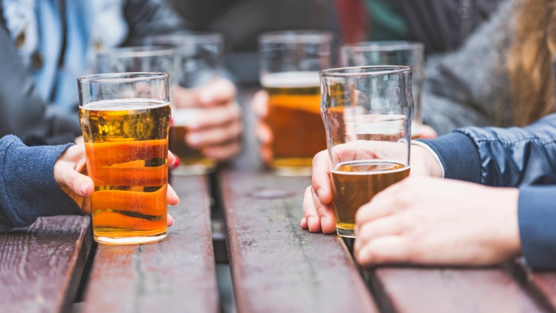 DAV Sektion Heilbronn Stammtische | © freepik Vier Personen sitzen an einem Tisch, vor ihnen stehen Becher mit Bier. | © freepik