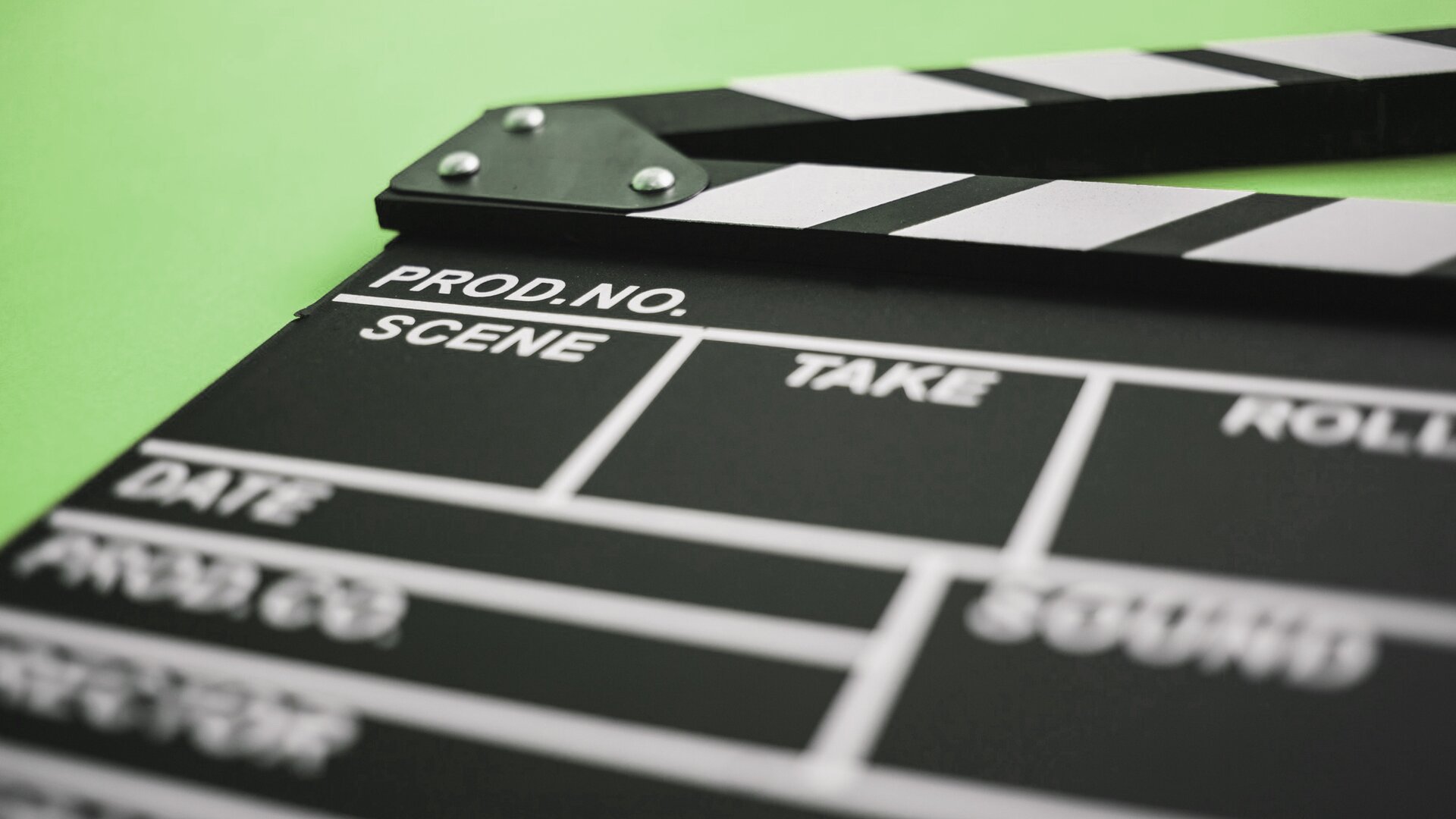 Vorträge und Filme I DAV Heilbronn | © freepik Schwarze Filmklappe auf grünem Hintergrund | © freepik