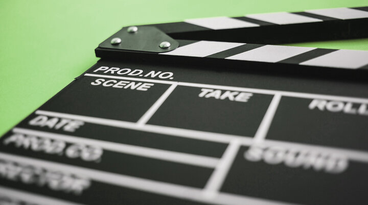 Schwarze Filmklappe auf grünem Hintergrund | © freepik