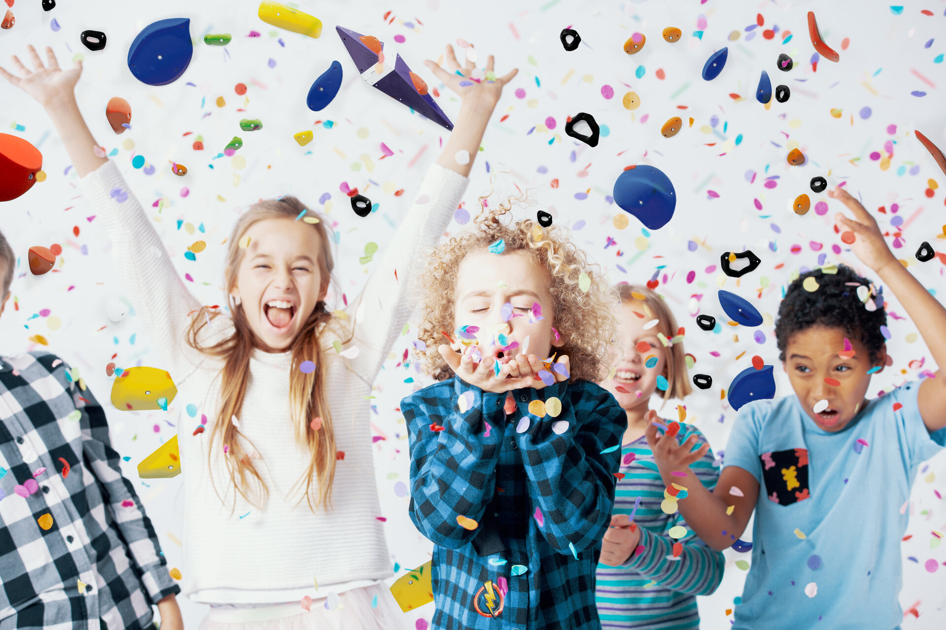 DAV Heilbronn Kletterarena Indoorkurse Kindergeburtstag | © DAV Heilbronn Vier grinsende Kinder in Konfetti | © DAV Heilbronn