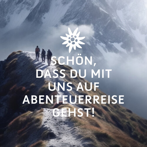 Schön, dass du mit uns auf Abenteuerreise gehst! Weiße Schrift mit weißem Edelweiß auf Bildhintergrund.  Zwei Wanderer laufen auf einem Pfad in den Bergen. | © Designed by Freepik