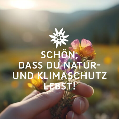 DAV Heilbronn_Naturschutz | © Freepik Schön, dass du Natur- und Klimaschutz lebst! Weiße Schrift mit weißem Edelweiß auf Bildhintergrund. Kleiner Blumenstrauß in den Händen einer Person. | © Freepik