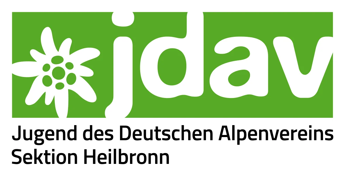weißes Edelweißlogo und Schriftzug in weiß "JDAV" auf grünem Hintergrund, darunter schwarze Schrift auf weißen Hintergrund "Jugend des Deutschen Alpenvereins Sektion Heilbronn" | © DAV JDAV / Jugend des Deutschen Alpenvereins / DAV Heilbronn | © DAV