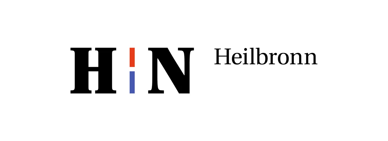 HN Heilbronn. Schwarze Schrift auf weißem Hintergrund. Links groß HN, zwischen den beiden Buchstaben ist ein vertikaler Strich zu sehen, der in zwei Farben geteilt ist (rot und blau) | © Stadt Heilbronn