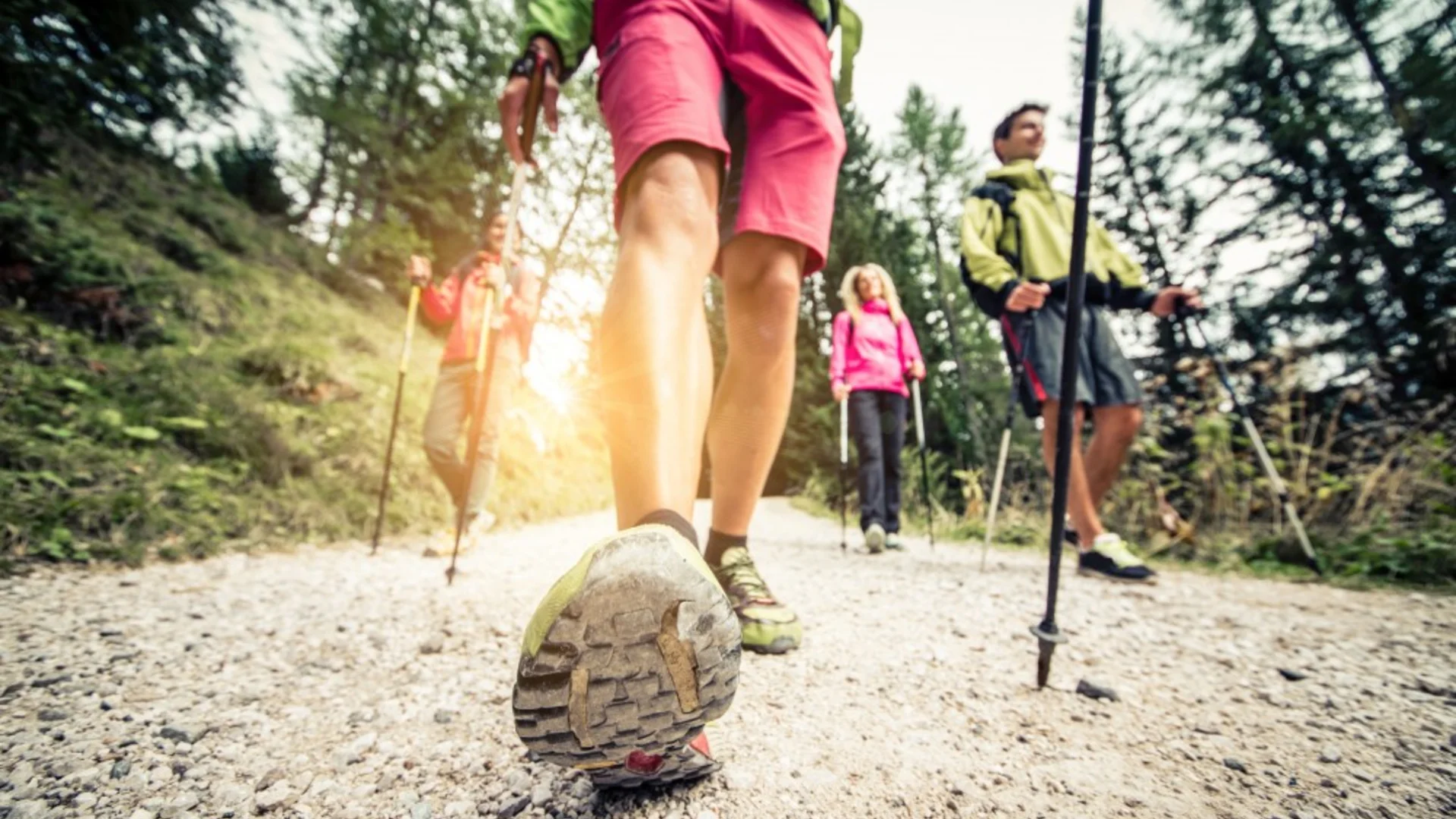Nahaufnahme aus Bodenperspektive, laufende Menschen, im Vordergrund die Schuhsohle eines Wanderstiefels | © stockphoto Monatswanderung / DAV Heilbronn | © stockphoto