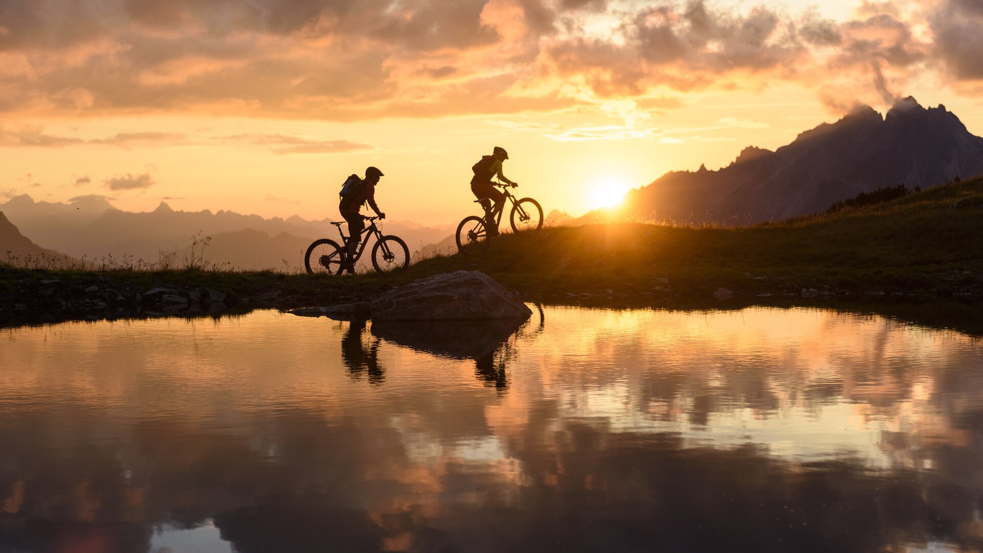 Zwei Mountainbiker im Sonnenuntergang | © DAV/Wolfgang Ehn Zwei Mountainbiker im Sonnenuntergang | © DAV/Wolfgang Ehn