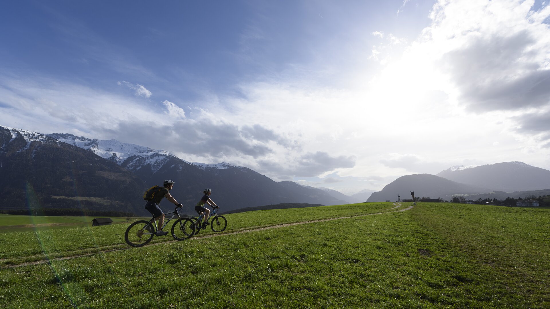 Zwei Mountainbiker auf einer grünen Wiese | © DAV/Wolfgang Ehn Zwei Mountainbiker auf einer grünen Wiese | © DAV/Wolfgang Ehn