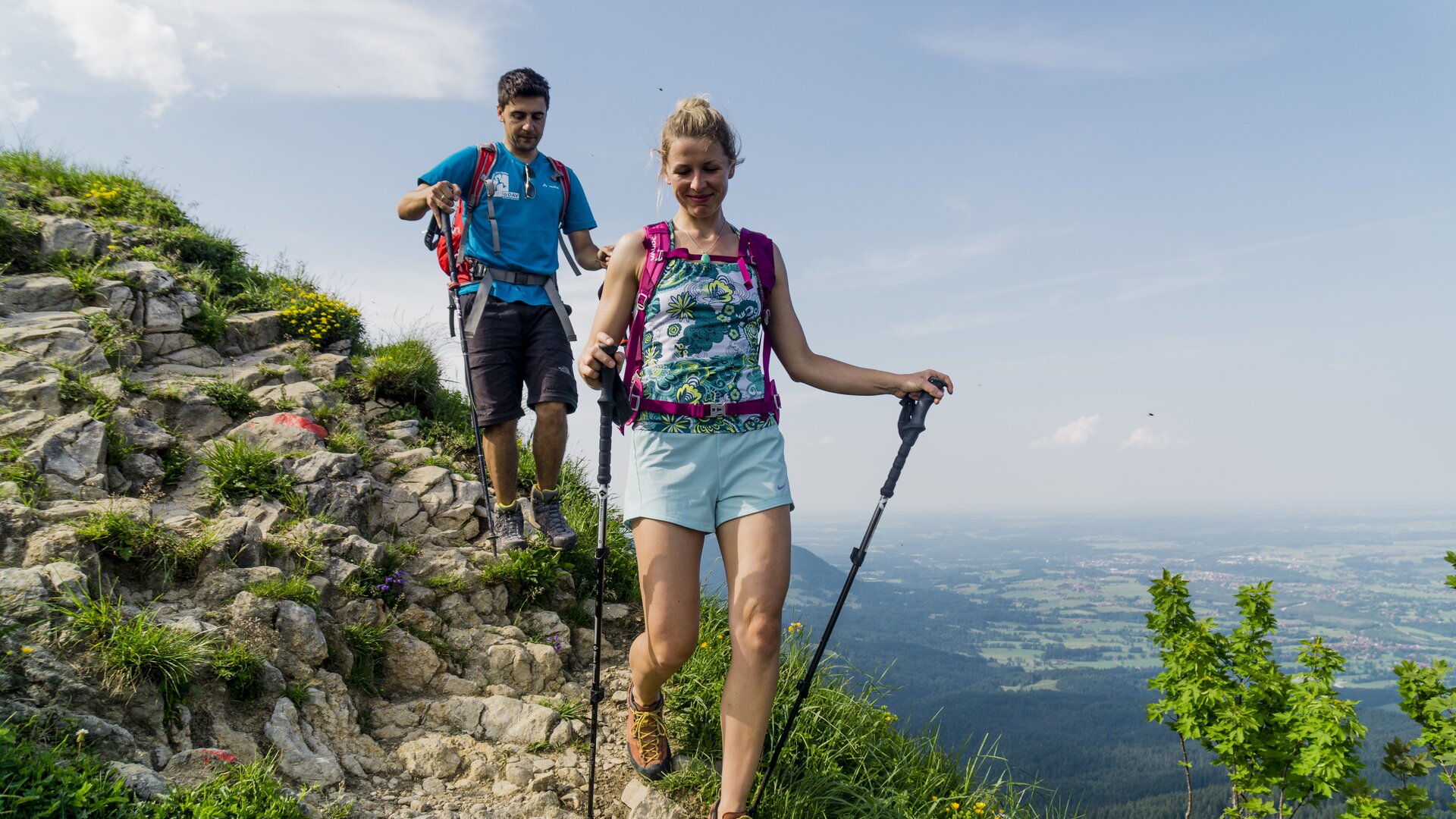 Wandern in den Chiemgauer Alpen | © DAV/Hans Herbig Zwei Wanderer mit Stöcken beim Abstieg | © DAV/Hans Herbig