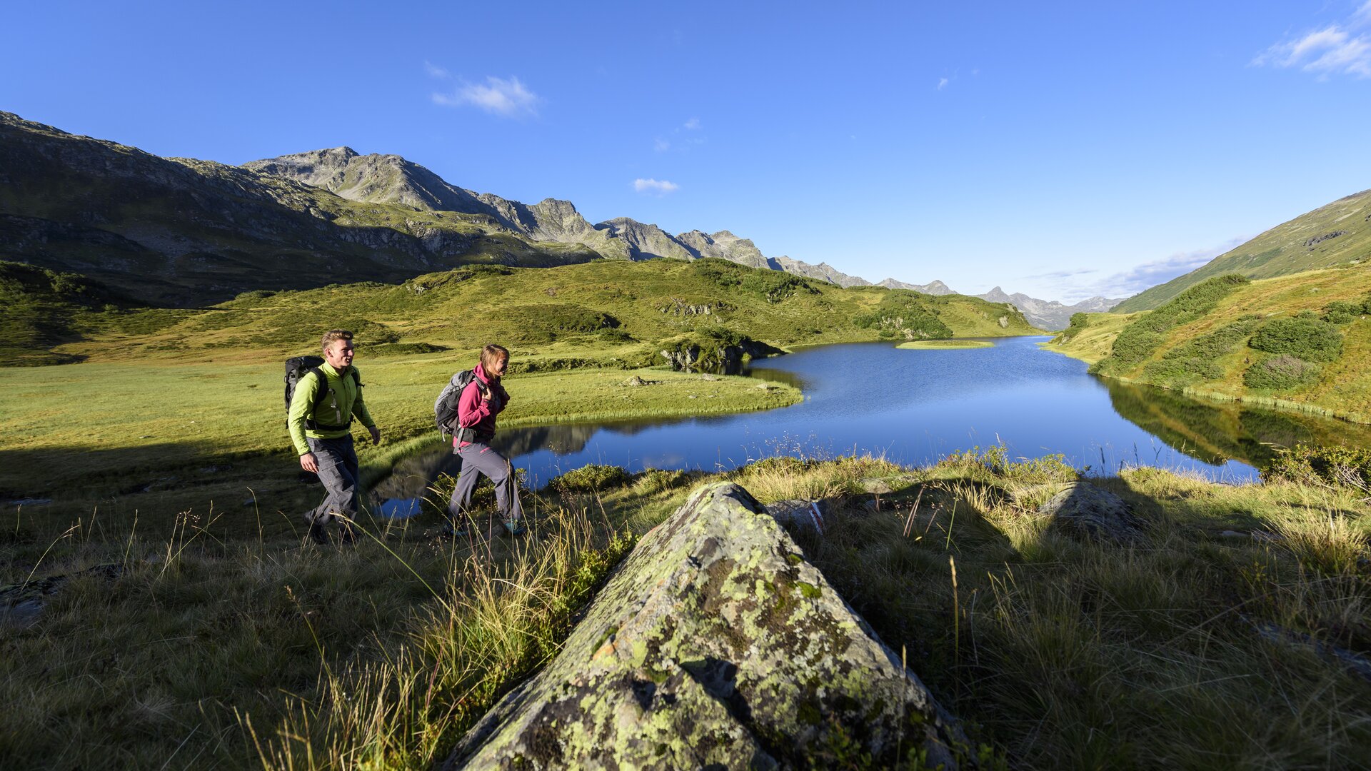 Wanderer im Frühling | © DAV/Wolfgang Ehn Wanderer im Frühling - im Hintergrund ein Bergsee | © DAV/Wolfgang Ehn