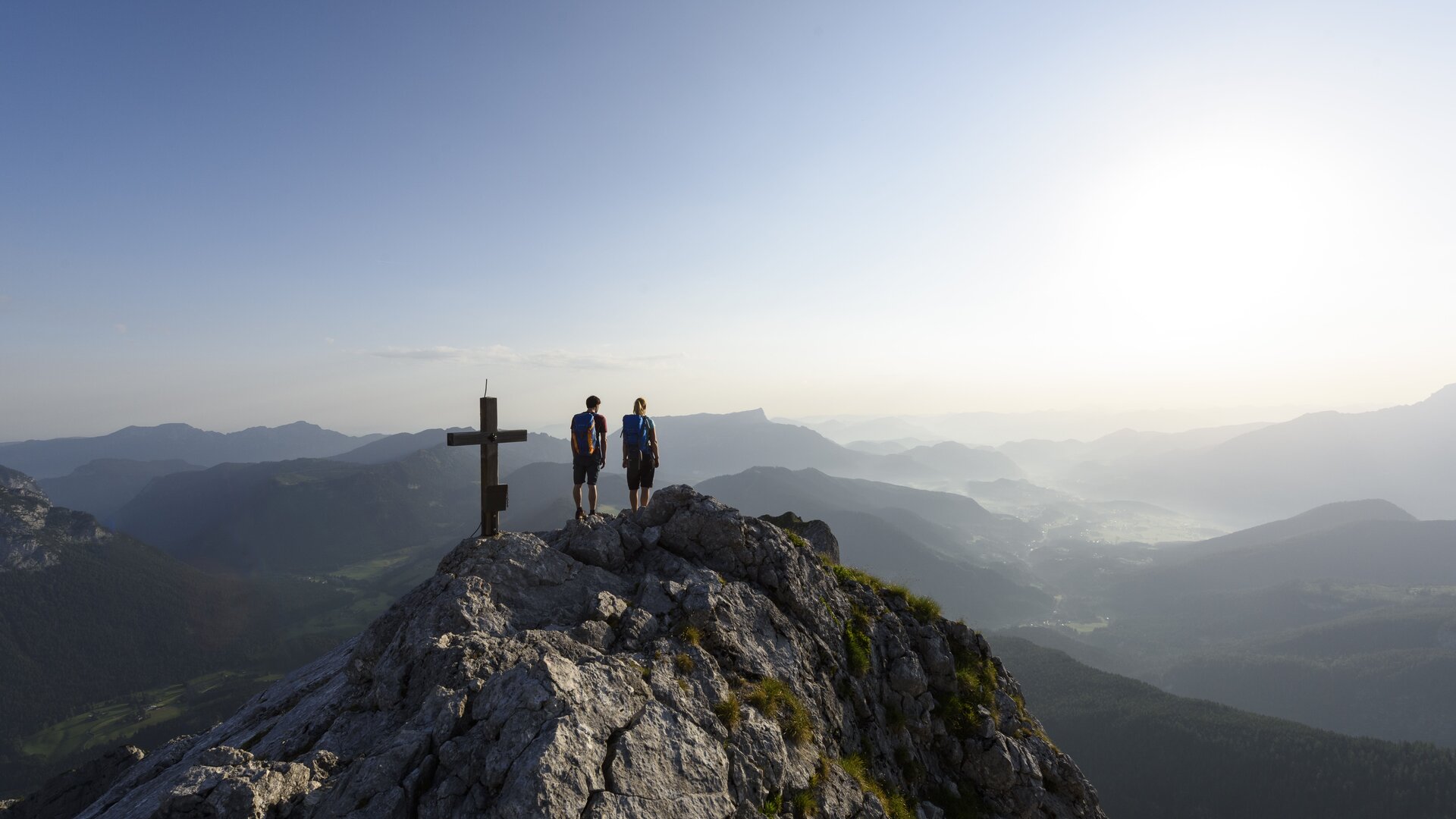 Auf dem Gipfel | © DAV/Wolfgang Ehn Auf dem Gipfel: Zwei Wanderer aus der Ferne auf eine Berggipfel | © DAV/Wolfgang Ehn