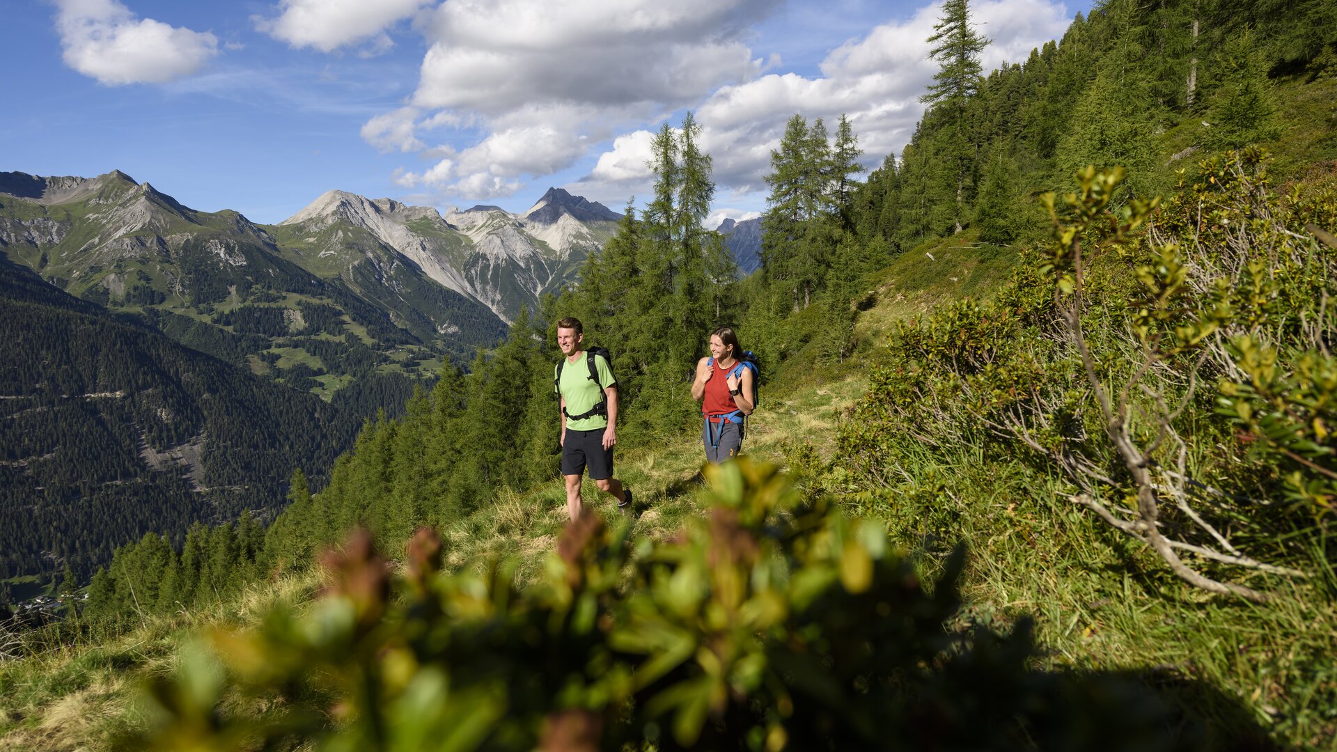 Wanderer im Frühling | © DAV/Wolfgang Ehn Zwei Wanderer auf einer Frühlingsbergtour | © DAV/Wolfgang Ehn