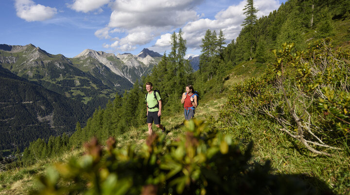 Zwei Wanderer auf einer Frühlingsbergtour | © DAV/Wolfgang Ehn