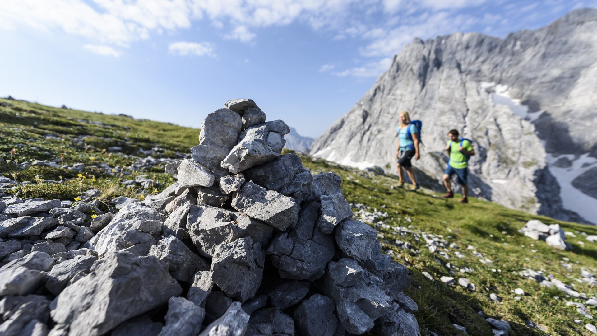 Aufstieg auf den Gipfel | © DAV/Wolfgang Ehn Beim Aufstieg: Wanderer in der Ferne, im Vordergrund eine Steinformation | © DAV/Wolfgang Ehn