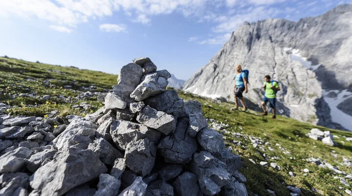 Beim Aufstieg: Wanderer in der Ferne, im Vordergrund eine Steinformation | © DAV/Wolfgang Ehn