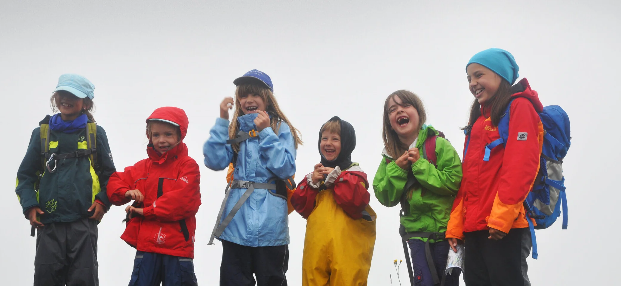 Mehrere Wandere mit Regenklamotten | © Lena Behrendes