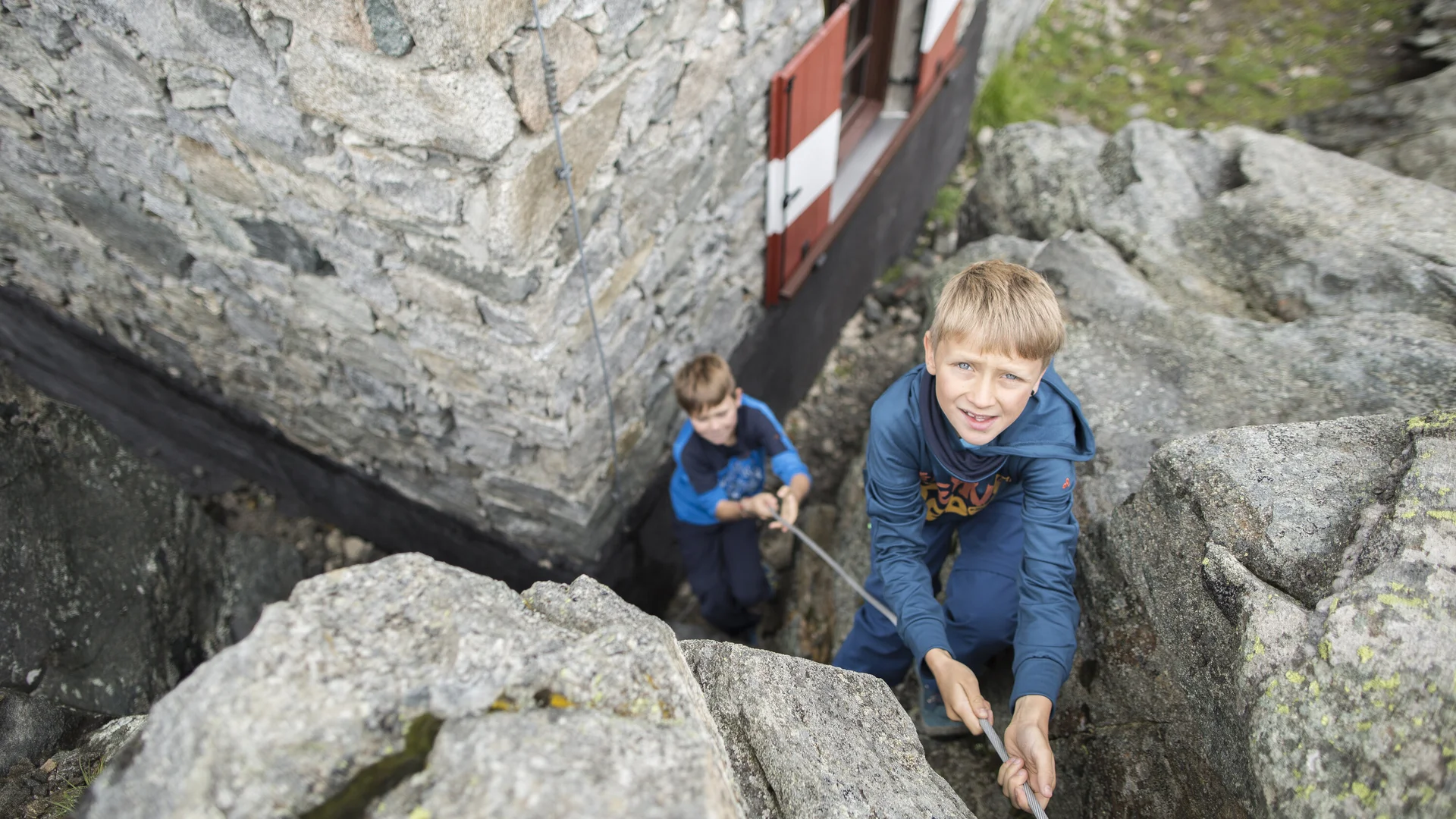 Raus ins echte Leben! | © DAV / Jens Klatt Ein Junge übt Klettern am Felsen und wird von unten gesichert | © DAV / Jens Klatt
